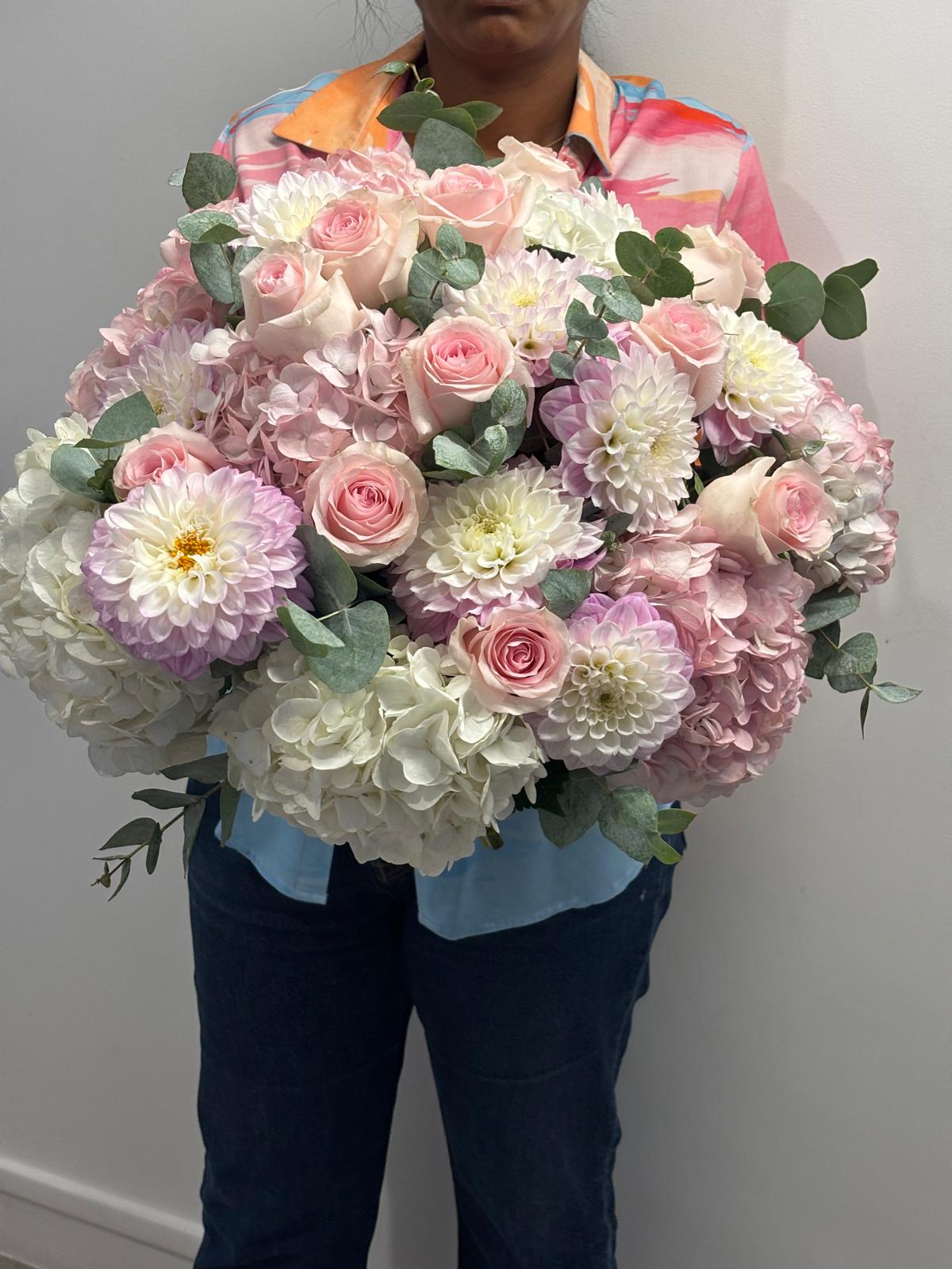 Grand bouquet pastel de roses, dahlias et hortensias blancs et roses