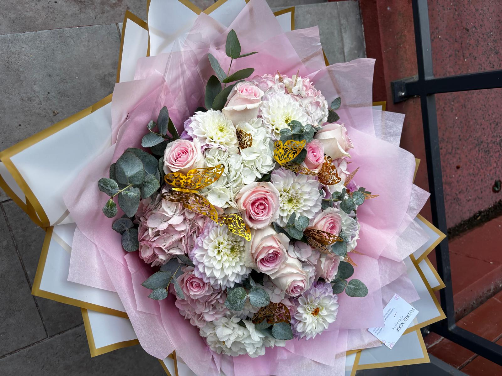 Bouquet pastel rose et blanc orné de papillons dorés