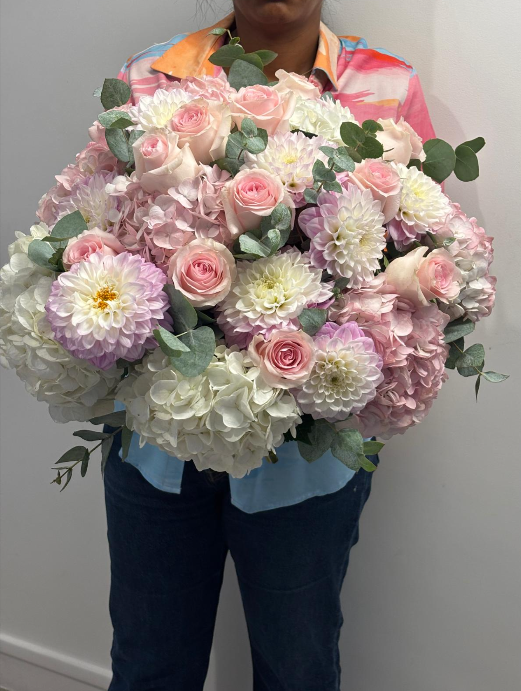 Bouquet romantique de roses et fleurs pastel rose et blanc