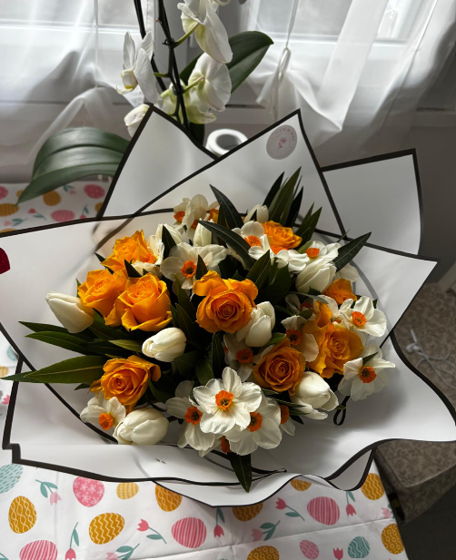 Bouquet printanier orangé aux roses et tulipes