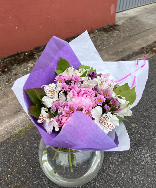 Bouquet mauve et blanc dans un vase