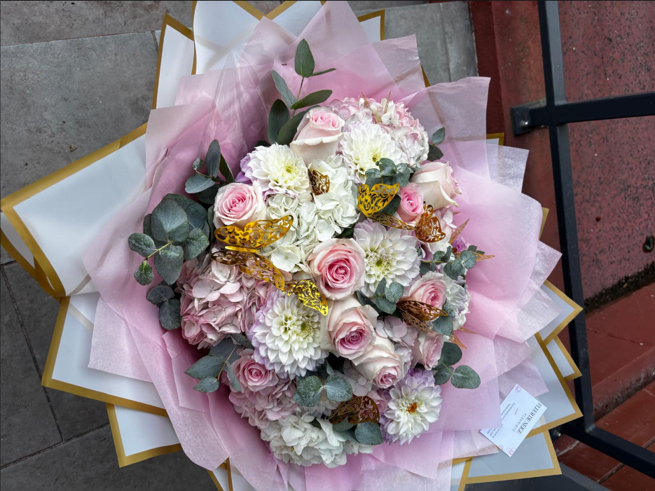 Bouquet champêtre aux tons rosés et blancs