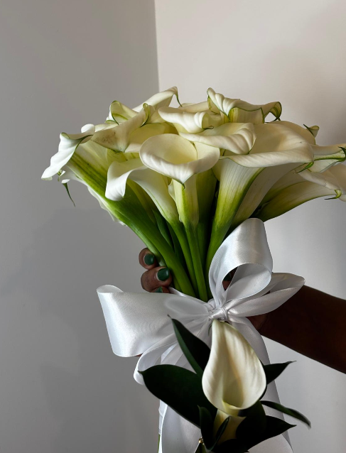 Bouquet d'arums blancs de mariée avec ruban