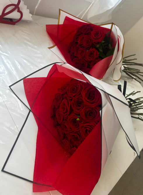 Bouquets de roses rouges emballés avec soin